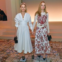 Naomi Watts tampil memesona dengan dress putih lengan panjang dari Dior. Sedangkan Kai yang juga mengenakan busana dari Dior, tampil dengan one set rok motif bunga warna merah. Foto: AFP/ANDREA RENAULT