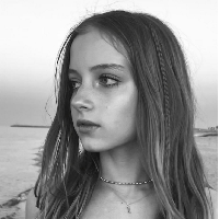 “Saya bingung.. Saya pikir Naomi punya dua anak laki-laki ???” tulis netizen di kolom komentar unggahan Instagram Naomi Watts. “Dia laki-laki!!! Bukan perempuan. Anak malang ini akan menghabiskan hidupnya di terapi atau rumah sakit jiwa karena apa yang dibiarkan oleh orang tuanya. Sungguh memalukan, Naomi Watts,” tulis netizen lainnya. Foto: Dok. Instagram