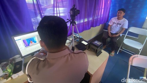 Anggota Satlantas Polres Bone saat melakukan pelayanan SIM Keliling.