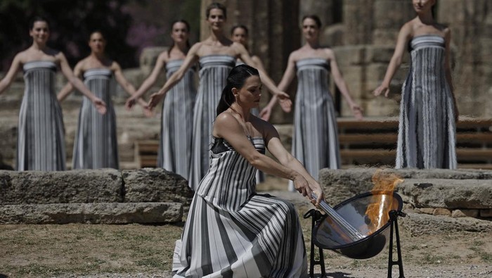 Api Olimpiade Paris akan Dinyalakan di Yunani, Begini Latihannya Paris 2024 Olympics - Rehearsal of the Olympic Flame Lighting Ceremony - Ancient Olympia, Greece - April 15, 2024 General view of performers and spectators during the dress rehearsal of the Olympic Flame lighting ceremony for the Paris 2024 Olympics in Ancient Olympia Greece. REUTERS/Alkis Konstantinidis