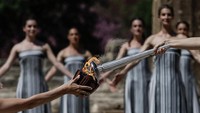 Ritual ini akan menampilkan para aktris yang berperan sebagai pendeta wanita kuno yang membujuk api Olimpiade agar menyala dengan bantuan cermin yang dipoles parabola di Olympia, Yunani barat daya, tempat lahirnya Olimpiade pada tahun 776 SM.  