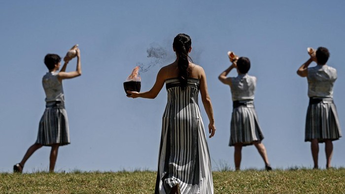 Api Olimpiade Paris akan Dinyalakan di Yunani, Begini Latihannya Paris 2024 Olympics - Rehearsal of the Olympic Flame Lighting Ceremony - Ancient Olympia, Greece - April 15, 2024 General view of performers and spectators during the dress rehearsal of the Olympic Flame lighting ceremony for the Paris 2024 Olympics in Ancient Olympia Greece. REUTERS/Alkis Konstantinidis
