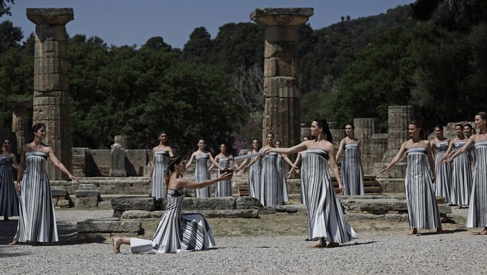 Api Olimpiade Paris akan Dinyalakan di Yunani, Begini Latihannya Paris 2024 Olympics - Rehearsal of the Olympic Flame Lighting Ceremony - Ancient Olympia, Greece - April 15, 2024 General view of performers and spectators during the dress rehearsal of the Olympic Flame lighting ceremony for the Paris 2024 Olympics in Ancient Olympia Greece. REUTERS/Alkis Konstantinidis