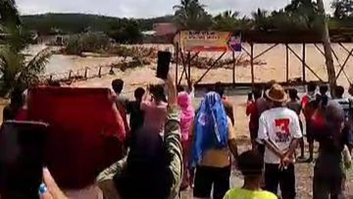 Detik-detik Banjir Bandang hantam jembatan di Kecamatan Karang Jaya