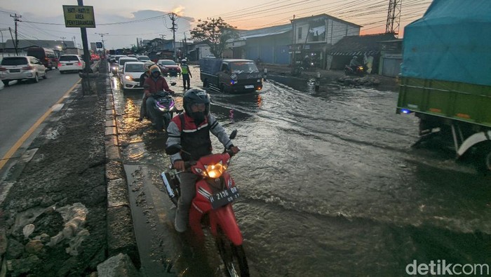 Banjir rob menggenangi pantura Sayung Demak kilometer 8 jalur Semarang Demak, Selasa (16/4/2024).