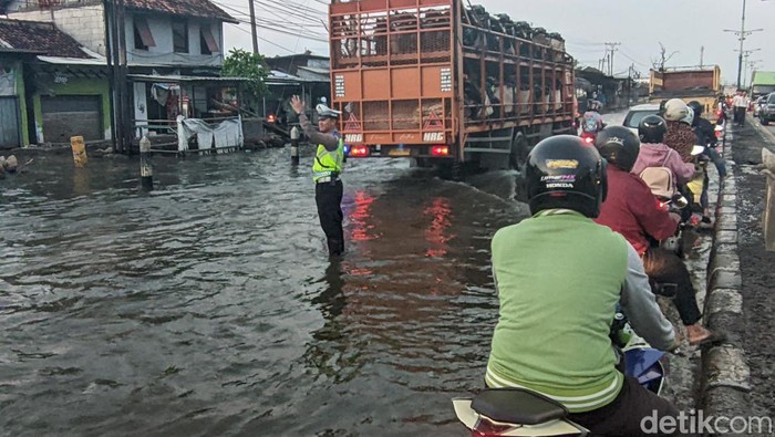 Banjir rob menggenangi pantura Sayung Demak kilometer 8 jalur Semarang Demak, Selasa (16/4/2024).