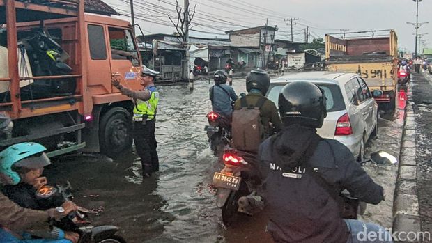 Banjir rob menggenangi pantura Sayung Demak kilometer 8 jalur Semarang Demak, Selasa (16/4/2024).