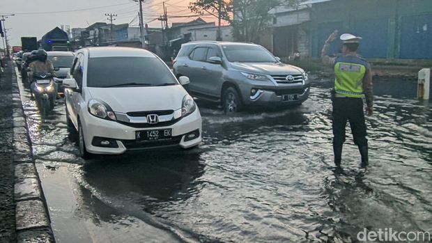 Banjir rob menggenangi pantura Sayung Demak kilometer 8 jalur Semarang Demak, Selasa (16/4/2024).