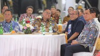 Ketua Bawaslu RI Rahmat Bagja berbincang dengan Ketua KPU RI  Hasyim Asyari dan Ketua DKPP RI Heddy Lugito berbincang saat tasyakuran HUT Bawaslu RI di Jakarta, Selasa (16/4/2024).