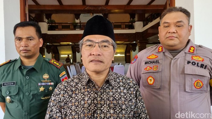 Bupati Bantul, Abdul Halim Muskih saat memberikan keterangan, Selasa (16/4/2024).