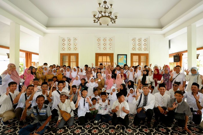 Bupati Banyuwangi Ipuk Fiestiandani memanfaatkan momen Lebaran untuk bersilaturahmi dengan banyak kalangan. Salah satunya, Ipuk menggelar halalbihalal bersama para disabilitas di Pendopo Sabha Swagatha Blambangan, Banyuwangi (16/4).