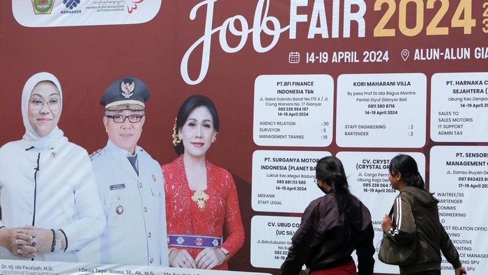 Petugas melayani pelamar kerja saat acara bursa kerja 2024 dalam rangka HUT ke-253 Kota Gianyar di alun-alun Gianyar, Bali, Selasa (16/4/2024). Kegiatan yang digelar oleh Dinas Tenaga Kerja Kabupaten Gianyar tersebut untuk mempertemukan perusahaan atau penyedia tenaga kerja dan pencari kerja dengan menyediakan 3.170 lowongan kerja. ANTARA FOTO/Nyoman Hendra Wibowo/wpa.