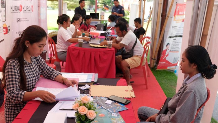 Bursa kerja 2024 di Gianyar Bali Petugas melayani pelamar kerja saat acara bursa kerja 2024 dalam rangka HUT ke-253 Kota Gianyar di alun-alun Gianyar, Bali, Selasa (16/4/2024). Kegiatan yang digelar oleh Dinas Tenaga Kerja Kabupaten Gianyar tersebut untuk mempertemukan perusahaan atau penyedia tenaga kerja dan pencari kerja dengan menyediakan 3.170 lowongan kerja. ANTARA FOTO/Nyoman Hendra Wibowo/wpa.