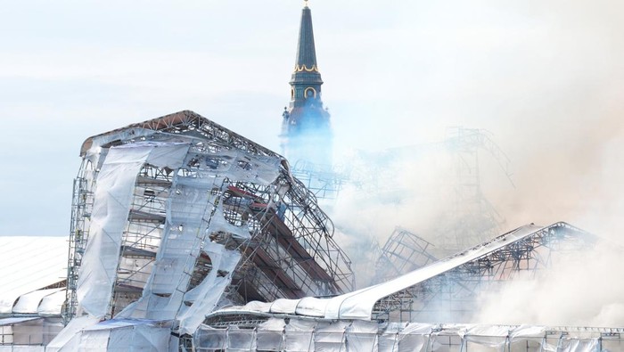 Bursa Saham Bersejarah Kopenhagen Kebakaran, Puncak Menara Runtuh Smoke billows following a fire at the Old Stock Exchange, Boersen, in Copenhagen, Denmark April 16, 2024. Ritzau Scanpix/Emil Helms/via REUTERS ATTENTION EDITORS - THIS IMAGE WAS PROVIDED BY A THIRD PARTY. DENMARK OUT. NO COMMERCIAL OR EDITORIAL SALES IN DENMARK.