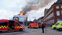 Kebakaran terjadi di Bursa Efek Lama Kopenhagen pada Selasa (16/4), salah satu bangunan paling ikonik di ibu kota Denmark. Ritzau Scanpix/Ida Marie Odgaard/via REUTERS