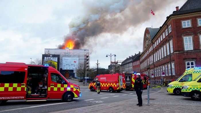 Bursa Saham Bersejarah Kopenhagen Kebakaran, Puncak Menara Runtuh Emergency services work as fire burns at the Old Stock Exchange, Boersen, in Copenhagen, Denmark April 16, 2024. Ritzau Scanpix/Ida Marie Odgaard/via REUTERS ATTENTION EDITORS - THIS IMAGE WAS PROVIDED BY A THIRD PARTY. DENMARK OUT. NO COMMERCIAL OR EDITORIAL SALES IN DENMARK.
