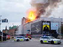 Bursa Saham Bersejarah Kopenhagen Kebakaran, Puncak Menara Runtuh