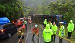 Foto Bus ALS Terguling di Agam, Satu Penumpang Meninggal