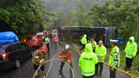 Bus ALS jurusan Medan - Jakarta dengan nomor polisi BK 7371 UD itu terguling di jalur alternatif saat diberlakukannya sistem satu arah dan menyebabkan satu penumpang meninggal dunia serta yang lainnya mengalami kritis, luka berat dan ringan.