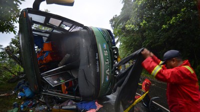 Foto Bus ALS Terguling di Agam, Satu Penumpang Meninggal