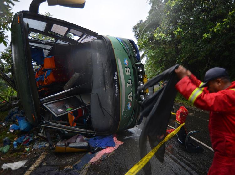 Foto Bus ALS Terguling di Agam, Satu Penumpang Meninggal