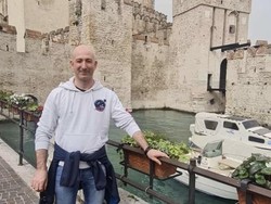 Pria Ini Mirip Jeff Bezos, Ikutan Tajir Setelah Jadi Kembaran Sang Miliarder