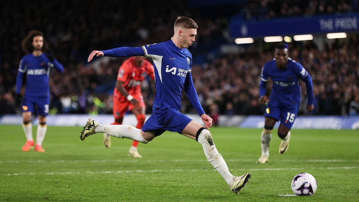 Cole Palmer mengeksekusi penalti. (Foto: Getty Images/Alex Pantling)
