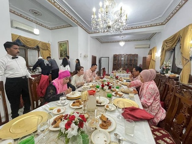 Di sana Dewi menjadi salah satu pengisi acara di open house festival kuliner untuk memperkenalkan masakan Indonesia. Foto: Instagram/@dewiperssik9