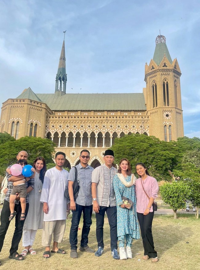 Berdiri bersebelahan, Dewi dan Rully terlihat kompak. Keduanya sendiri diketahui telah bertunangan pada 7 Maret 2024 lalu. Foto: Instagram/@dewiperssik9