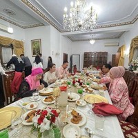 Di sana Dewi menjadi salah satu pengisi acara di open house festival kuliner untuk memperkenalkan masakan Indonesia. Foto: Instagram/@dewiperssik9
