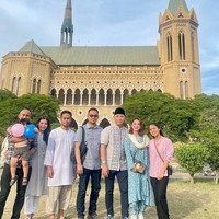 Berdiri bersebelahan, Dewi dan Rully terlihat kompak. Keduanya sendiri diketahui telah bertunangan pada 7 Maret 2024 lalu. Foto: Instagram/@dewiperssik9