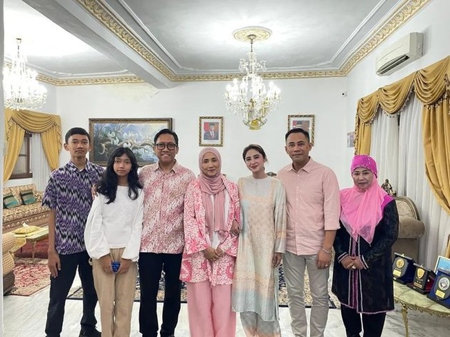 Bersama calon suaminya, Rully, Dewi juga tampak menghadiri buka puasa bersama di kediaman Ani Kuncoro. Foto: Instagram/@dewiperssik9