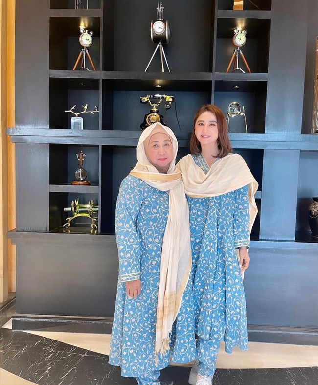 Turut mengajak serta sang bunda, keduanya juga tampil kompak mengenakan busana seragam berwarna biru muda. Foto: Instagram/@dewiperssik9