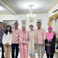 Bersama calon suaminya, Rully, Dewi juga tampak menghadiri buka puasa bersama di kediaman Ani Kuncoro. Foto: Instagram/@dewiperssik9