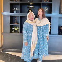 Turut mengajak serta sang bunda, keduanya juga tampil kompak mengenakan busana seragam berwarna biru muda. Foto: Instagram/@dewiperssik9