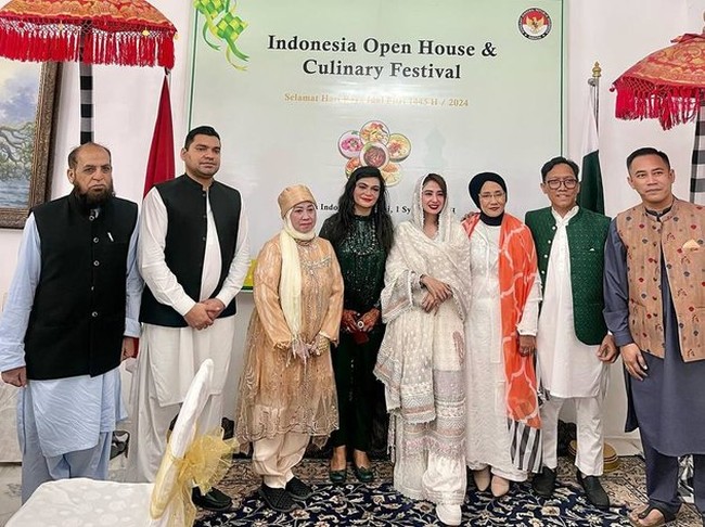 Dewi diketahui bernyanyi untuk acara bertajuk Indonesia Open House & Culinary Festival yang diselenggarakan oleh Konsulat Jenderal Indonesia di Karachi. Foto: Instagram/@dewiperssik9