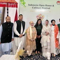 Dewi diketahui bernyanyi untuk acara bertajuk Indonesia Open House & Culinary Festival yang diselenggarakan oleh Konsulat Jenderal Indonesia di Karachi. Foto: Instagram/@dewiperssik9