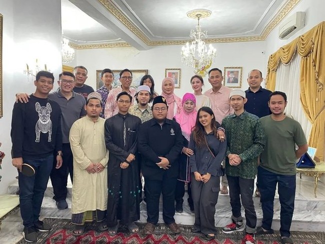 Kepergian Dewi Perssik ke Pakistan diketahui untuk memenuhi undangan Ani June Kuncoro yang merupakan istri dari Konsulat Jenderal Indonesia di Karachi. Tak hanya sekedar untuk bekerja, Dewi juga berkesempatan bertemu dengan calon suaminya yang seorang pilot yang tengah bertugas di sana. Foto: Instagram/@dewiperssik9