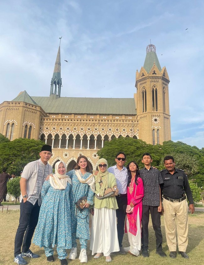 Melalui akun Instagram pribadinya Dewi Perssik juga membagikan momen Lebarannya bersama calon suami dan keluarga barunya di sana. New family in Pakistan, tulis Dewi di keterangan unggahannya. Foto: Instagram/@dewiperssik9