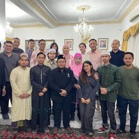 Kepergian Dewi Perssik ke Pakistan diketahui untuk memenuhi undangan Ani June Kuncoro yang merupakan istri dari Konsulat Jenderal Indonesia di Karachi. Tak hanya sekedar untuk bekerja, Dewi juga berkesempatan bertemu dengan calon suaminya yang seorang pilot yang tengah bertugas di sana. Foto: Instagram/@dewiperssik9