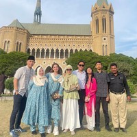 Melalui akun Instagram pribadinya Dewi Perssik juga membagikan momen Lebarannya bersama calon suami dan keluarga barunya di sana. New family in Pakistan, tulis Dewi di keterangan unggahannya. Foto: Instagram/@dewiperssik9