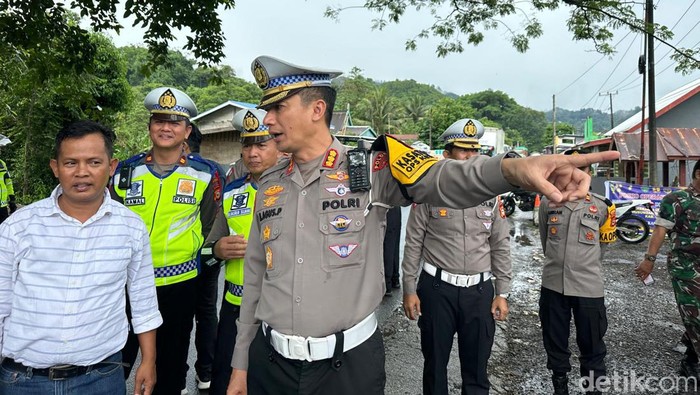 Dirlantas Polda Sulsel Kombes I Made Agus Prasatya saat meninjau Pos PAM Kappang di Jalan Poros Maros-Bone.