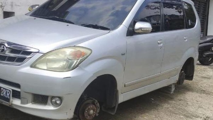 Mobil di Ciawi, Bogor, Kehilangan Empat Ban Akibat Ulah Maling