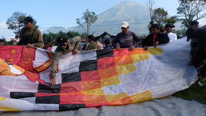 Festival Balon Wonosobo Gagal Terbang Imbas Cuaca Buruk Peserta melipat kembali balon udara saat Festival Balon Wonosobo 2024 di Lapangan Reco, Kertek, Jawa Tengah, Selasa (16/4/2024). Seluruh peserta Festival Balon Wonosobo 2024 di lokasi tersebut gagal menerbangkan balon udara karena terkendala cuaca, yakni angin bertiup kencang. ANTARA FOTO/Anis Efizudin/wpa.