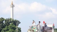 Tampak 1 mobil komando terparkir untuk berorasi. Mobil komando itu ditempeli spanduk bertulisan Aksi 164 Istighosah Kubro. Membuka Mata Hati MK Untuk Kejujuran & Keadilan.