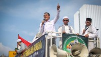 Tampak kuasa hukum Paslon 01 Refly Harun memberikan orasi dalam aksi tersebut.