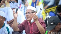 Selawat jugadilantunkan selama demo berlangsung.