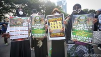 Massa aksi juga membawa atribut seperti poster.