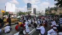 Pantauan di lokasi, Selasa (16/4/2024), massa berdatangan mengenakan pakaian serba putih.