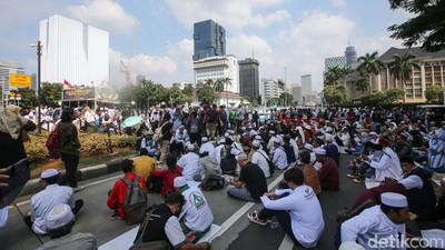 Foto-foto Aksi 164 Istighosah Kubro di Patung Kuda
